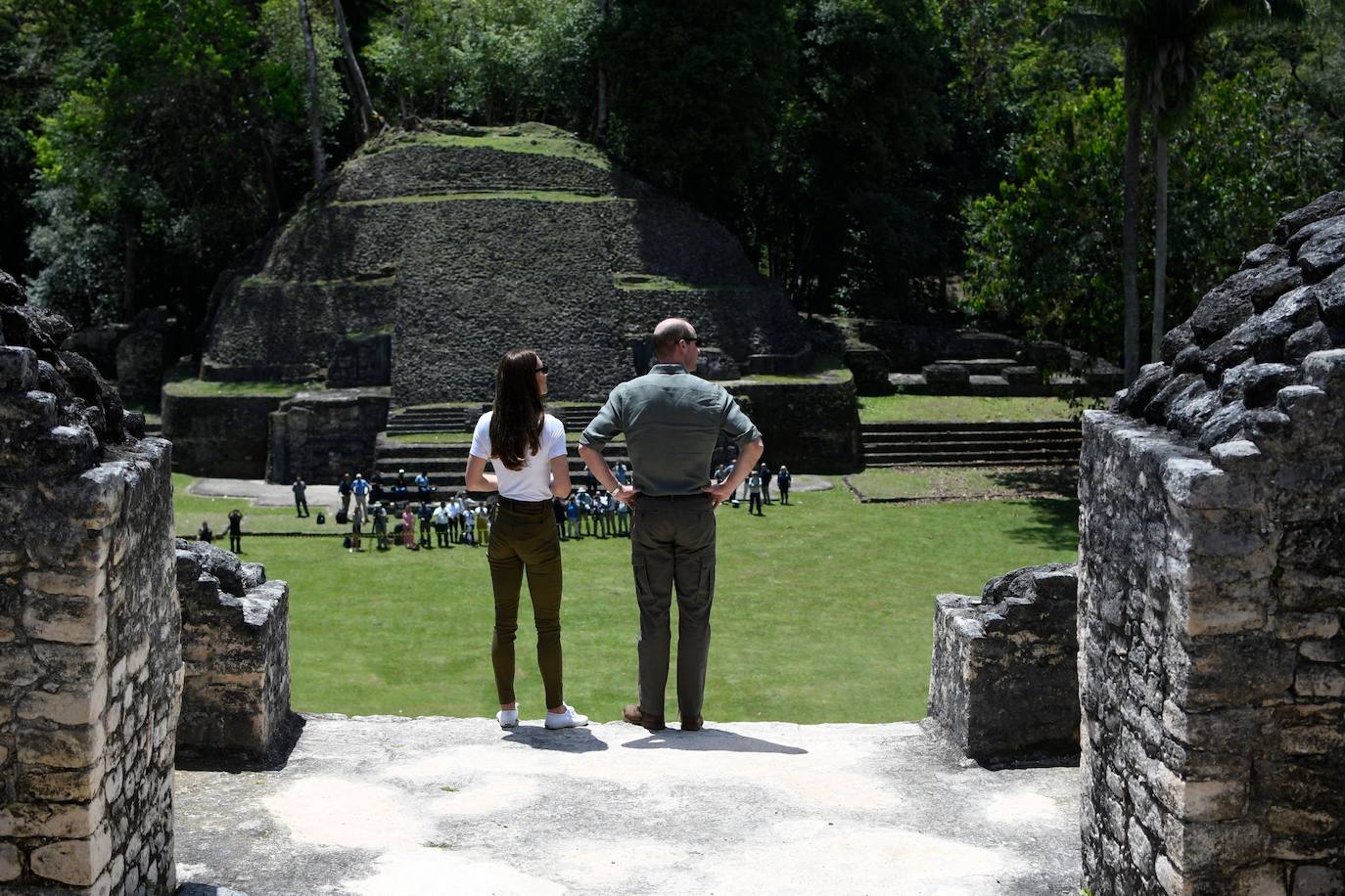 Muchos de los turistas que se desplazan hasta Belice lo hacen para bucear en su asombrosa barrera de coral, sin embargo este país de la costa este de América Central cuenta con una gran cultura maya. Se estima que en Belice existen más de 900 importantes restos arqueológicos de esta importante civilización antigua. Los mayas estuvieron presentes allí desde el 2000 a. C. Vivían especialmente en pantanos costeros, habitaban cayos y explotaban la riqueza de las montañas, celebrando sus ceremonías en el interior de cuevas. Como si fueran unos visitantes más, el príncipe Guillermo y su esposa, la duquesa de Cambridge -en la imagen-, se han adentrado en la selva del país con una visita a Caracol, una ciudad maya de la época precolombina que ha sido designada como una reserva arqueológica y que está ubicada en el distrito Cayo. 