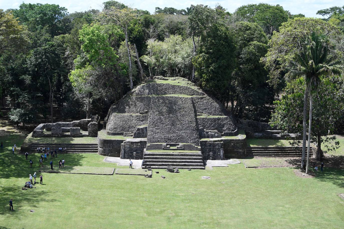 Muchos de los turistas que se desplazan hasta Belice lo hacen para bucear en su asombrosa barrera de coral, sin embargo este país de la costa este de América Central cuenta con una gran cultura maya. Se estima que en Belice existen más de 900 importantes restos arqueológicos de esta importante civilización antigua. Los mayas estuvieron presentes allí desde el 2000 a. C. Vivían especialmente en pantanos costeros, habitaban cayos y explotaban la riqueza de las montañas, celebrando sus ceremonías en el interior de cuevas. Como si fueran unos visitantes más, el príncipe Guillermo y su esposa, la duquesa de Cambridge, se han adentrado en la selva del país con una visita a Caracol, una ciudad maya de la época precolombina que ha sido designada como una reserva arqueológica y que está ubicada en el distrito Cayo. 