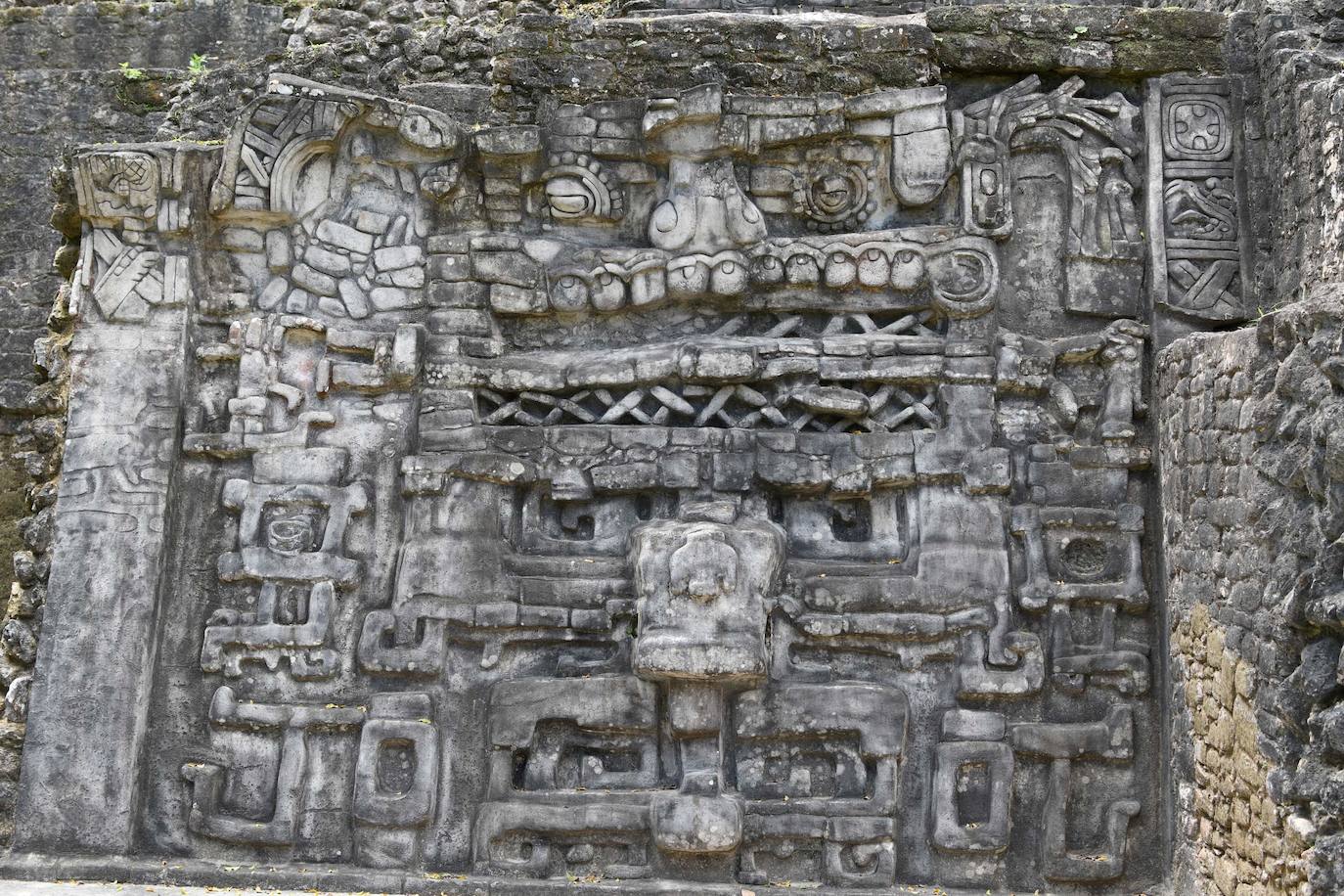 Muchos de los turistas que se desplazan hasta Belice lo hacen para bucear en su asombrosa barrera de coral, sin embargo este país de la costa este de América Central cuenta con una gran cultura maya. Se estima que en Belice existen más de 900 importantes restos arqueológicos de esta importante civilización antigua. Los mayas estuvieron presentes allí desde el 2000 a. C. Vivían especialmente en pantanos costeros, habitaban cayos y explotaban la riqueza de las montañas, celebrando sus ceremonías en el interior de cuevas. Como si fueran unos visitantes más, el príncipe Guillermo y su esposa, la duquesa de Cambridge, se han adentrado en la selva del país con una visita a Caracol, una ciudad maya de la época precolombina que ha sido designada como una reserva arqueológica y que está ubicada en el distrito Cayo. 