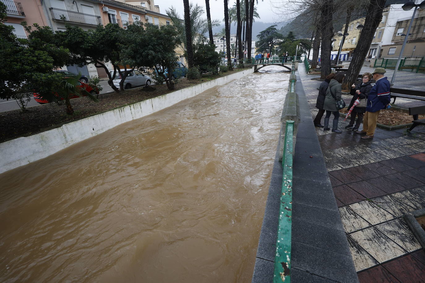 Tras nueve días consecutivos de lluvia, el río Vaca, a su paso por Simat de Valldigna, se ha desbordado. 