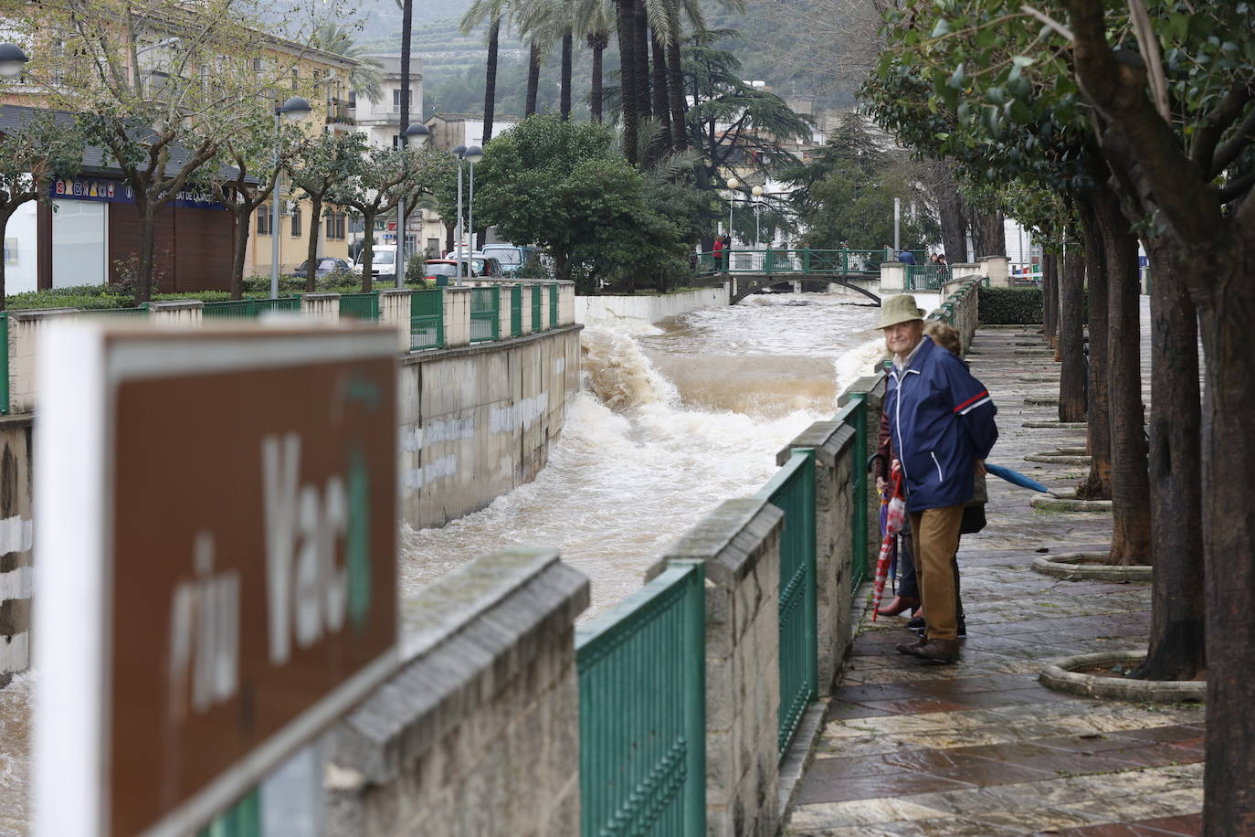 Tras nueve días consecutivos de lluvia, el río Vaca, a su paso por Simat de Valldigna, se ha desbordado. 