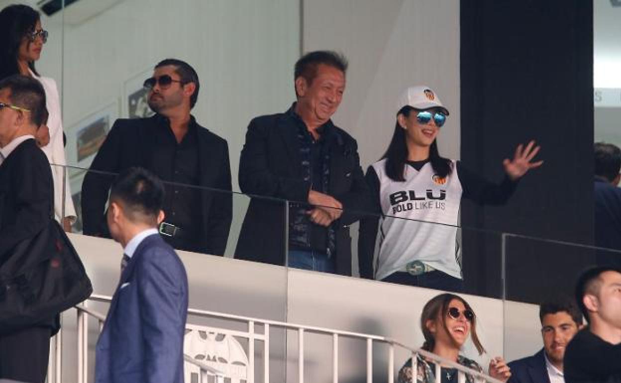 Peter Lim, en una de sus pocas visitas a Mestalla sentado en su palco privado. 