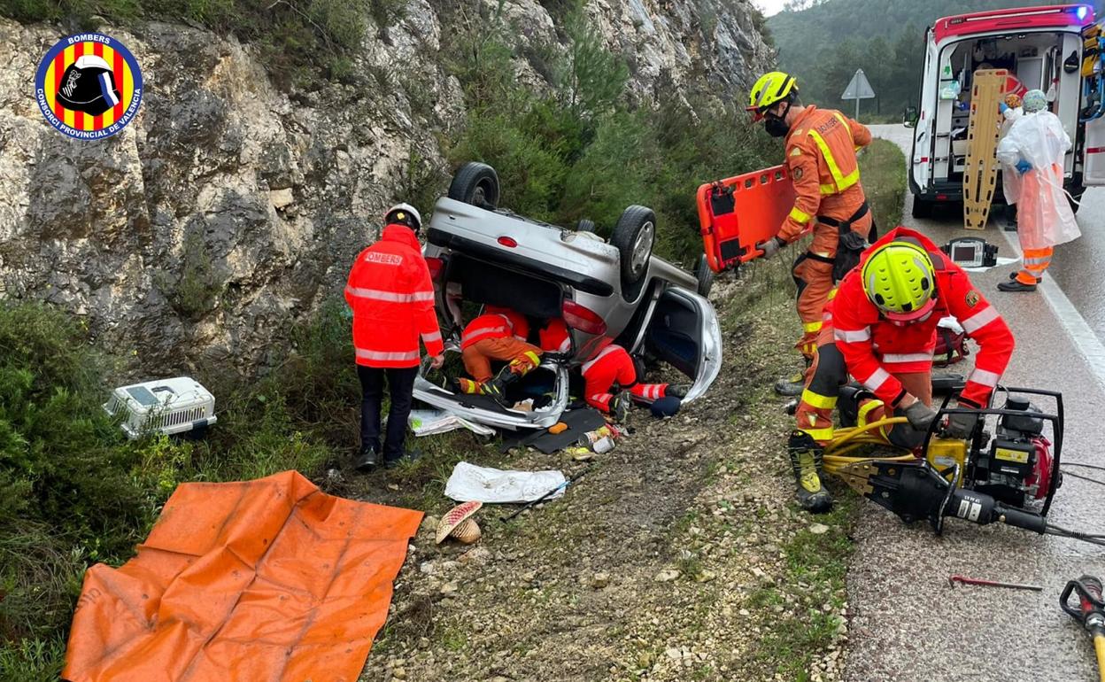 Momento en que los bomberos procedían a excarcelar a los ocupantes del vehículo.