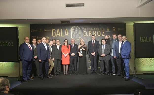 Imagen principal - Arriba, todos los galardonados en la gala. Abajo, a la izquierda, cientos de asistentes apoyan la iniciativa del Club. A la derecha, el presidente impone la insignia de oro al alcalde y la edil de Cullera.