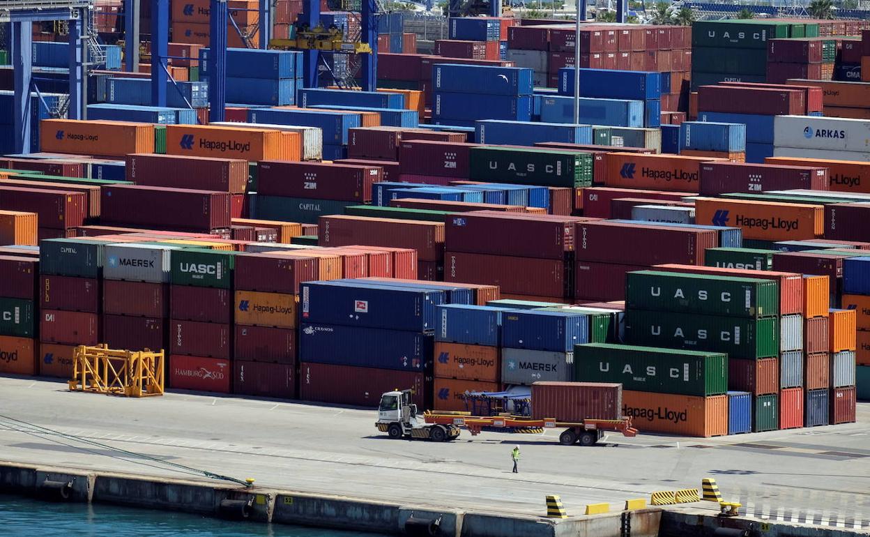 Contenedores apilados en una terminal del puerto de Valencia. 