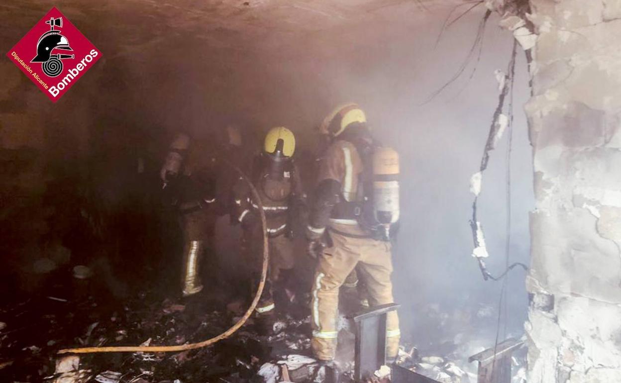 Intervención de los bomberos en el incendio ocurrido en Biar. 