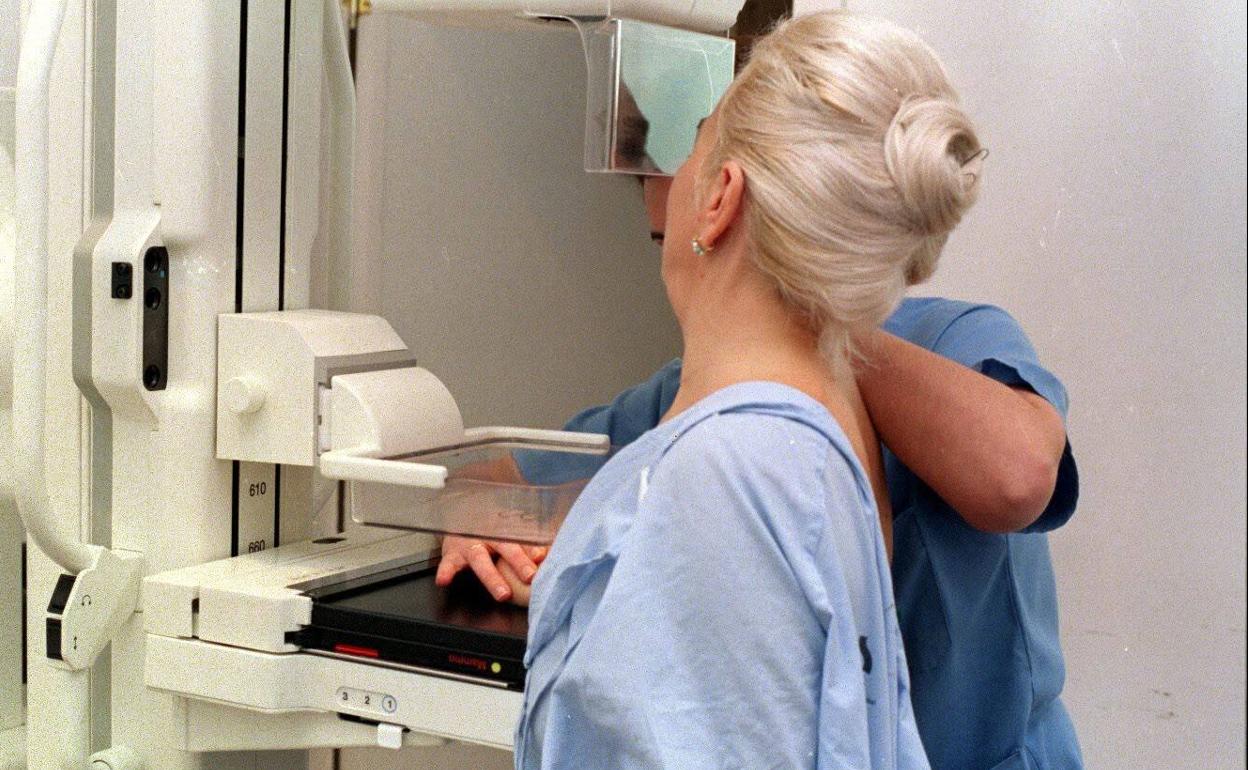 Una mujer se somete a una mamografía en un centro sanitario.