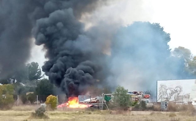 Imagen principal - El incendio producido en una de las campas cercana a la urbanización. 