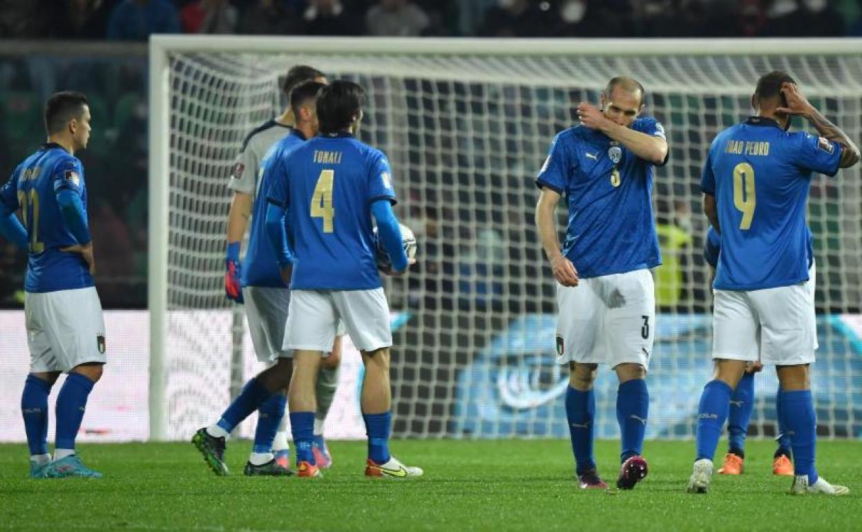 Los jugadores italianos se lamentan tras la eliminación. 