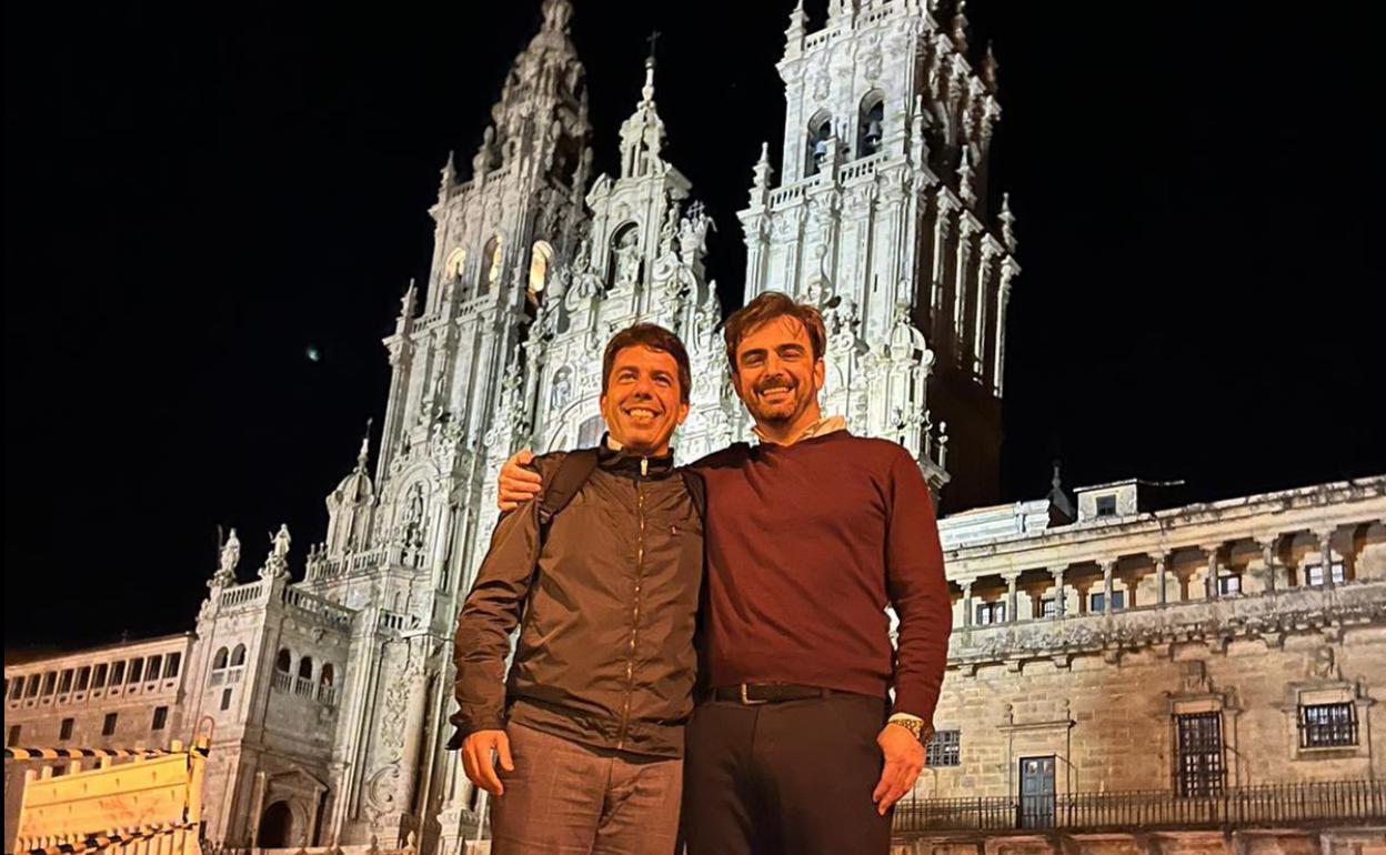 Carlos Mazón y David Calvo, en la plaza del Obradoiro. 