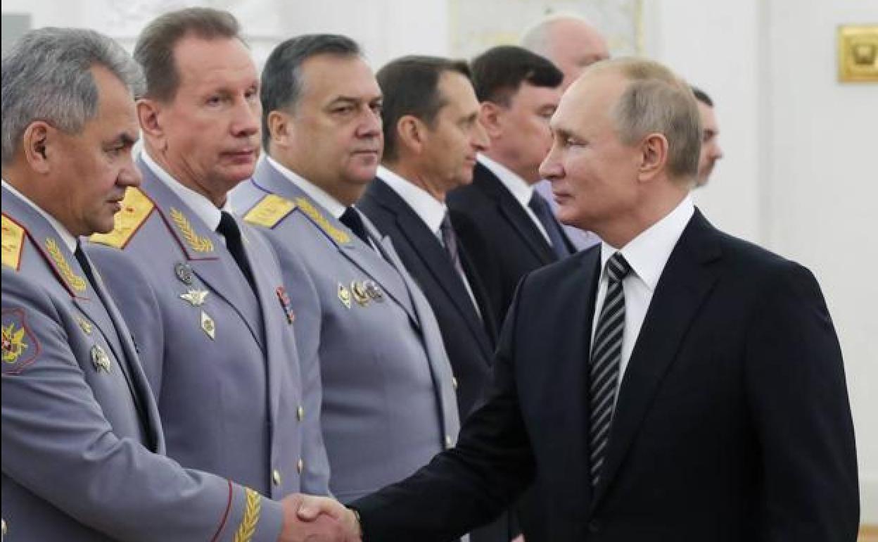 Serguéi Shoigú (izquierda) y Víctor Zolotov, en una imagen de archivo de un acto oficial en Moscú junto a Vladimir Putin. 