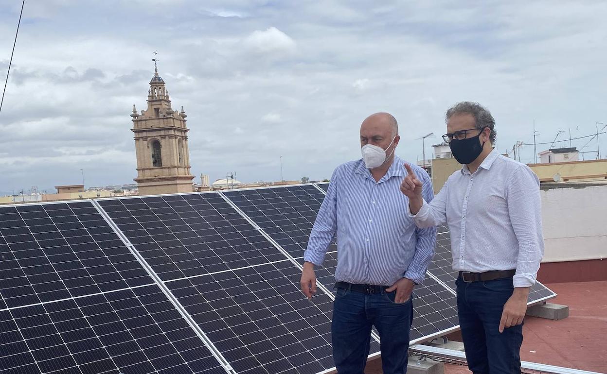 El concejal de Desarrollo Urbano Sostenible, Juan Medina, comprueba las placas solares. 