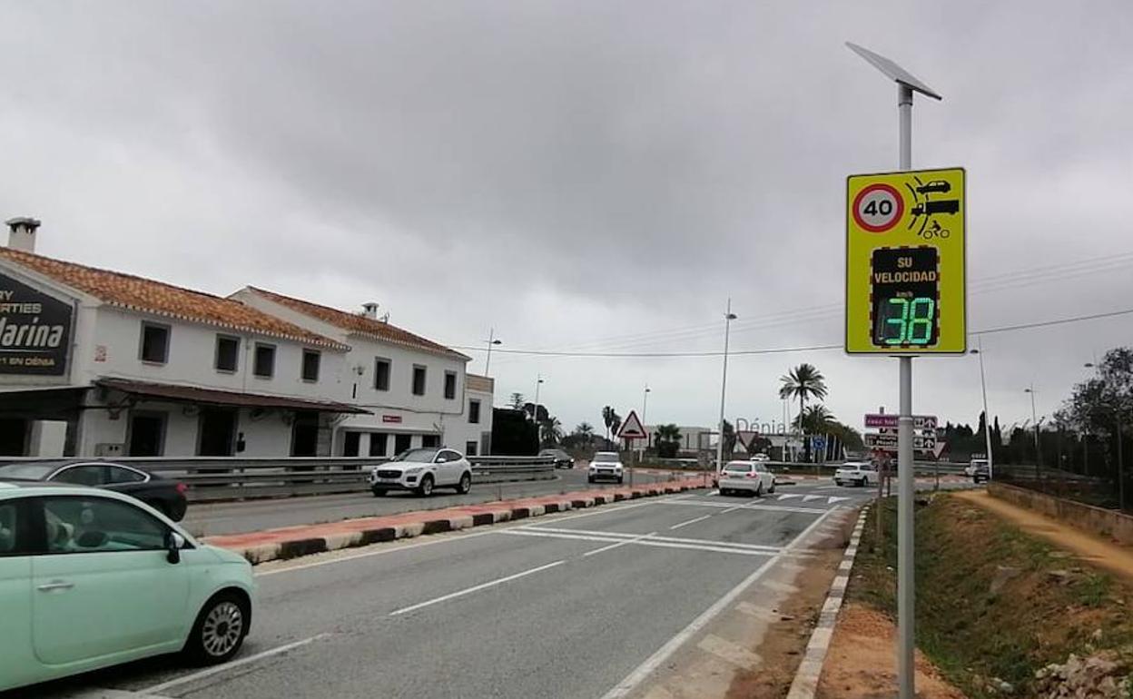 El detector de velocidad instalado en la entrada desde la carretera de Ondara. 