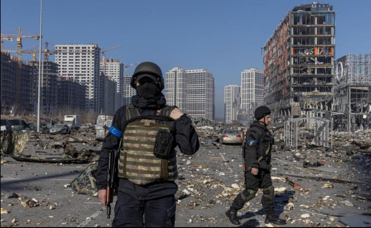 Fuerzas ucranianas aseguran la zona tras el ataque aéreo a un centro comercial de Kiev realizado por las tropas del Kremlin.