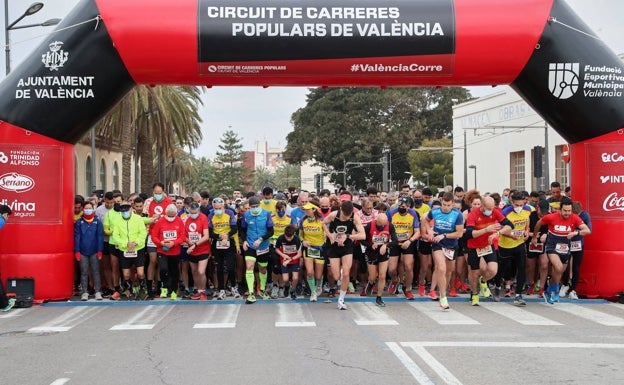 Imagen principal - Salida de la prueba (arriba) y triunfal llegada de los ganadores de la Volta a Peu Runners Ciutat de València. 