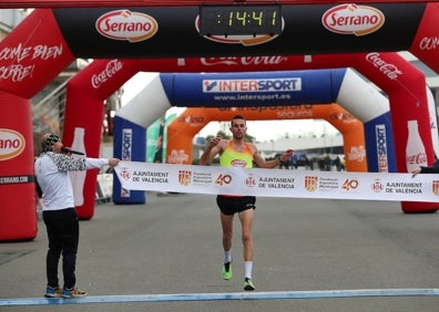 Imagen secundaria 1 - Salida de la prueba (arriba) y triunfal llegada de los ganadores de la Volta a Peu Runners Ciutat de València. 