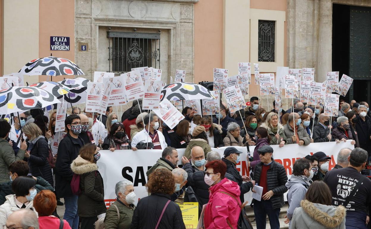 Decenas de personas en la concentración por la Atención Primaria celebrada este domingo en la plaza de la Virgen de Valencia. 