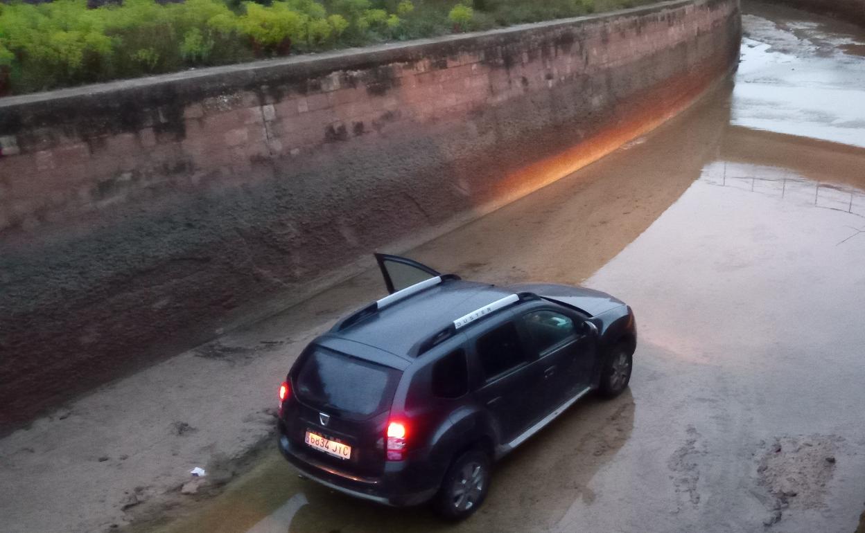 El vehículo dentro de la Acequia Real en l'Alcúdia.