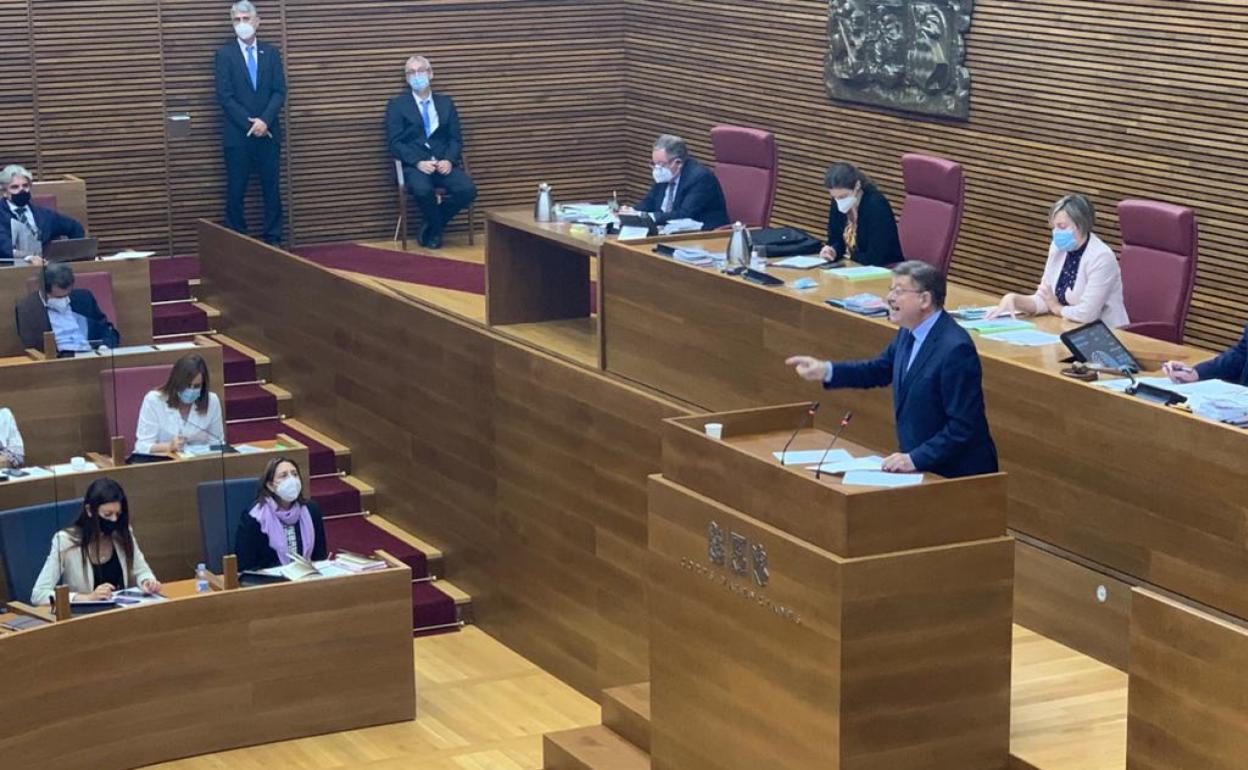 El presidente de la Generalitat, durante una sesión de control en Les Corts. 