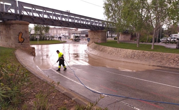 Operarios municipales trabajan por despejar caminos y calles de la Villa Blanca