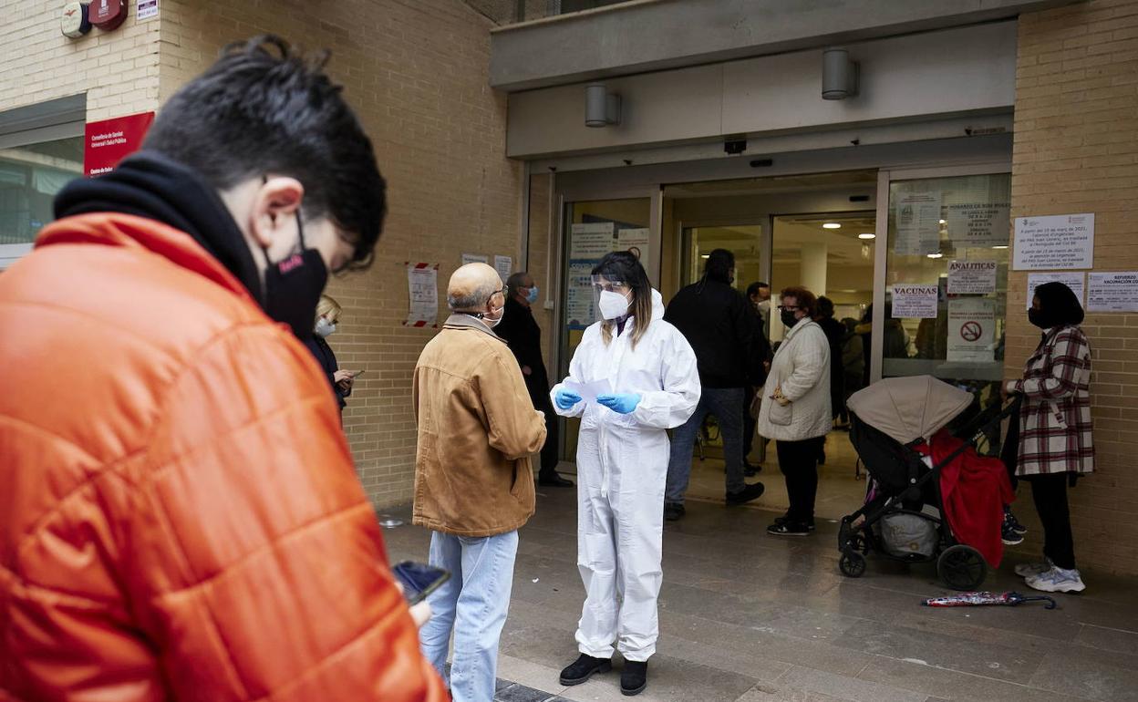 Colas para entrar en el centro de salud de Nou Moles. 