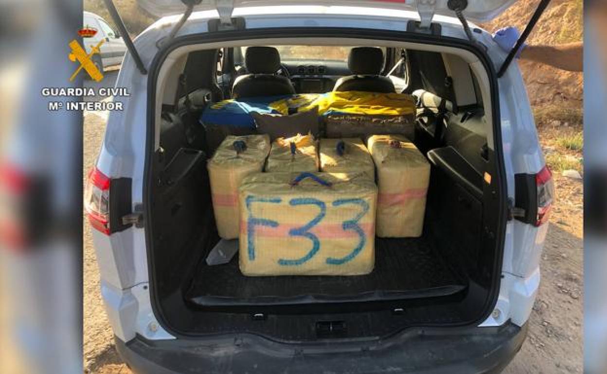 La droga apareció oculta en los asientos traseros de un vehículo. 