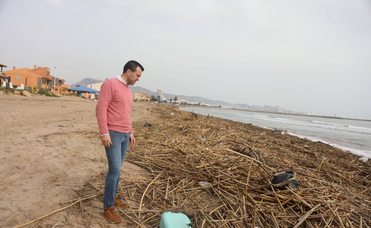 El portavoz del PP en la Diputación en la playa del Marenyet de Cullera. 