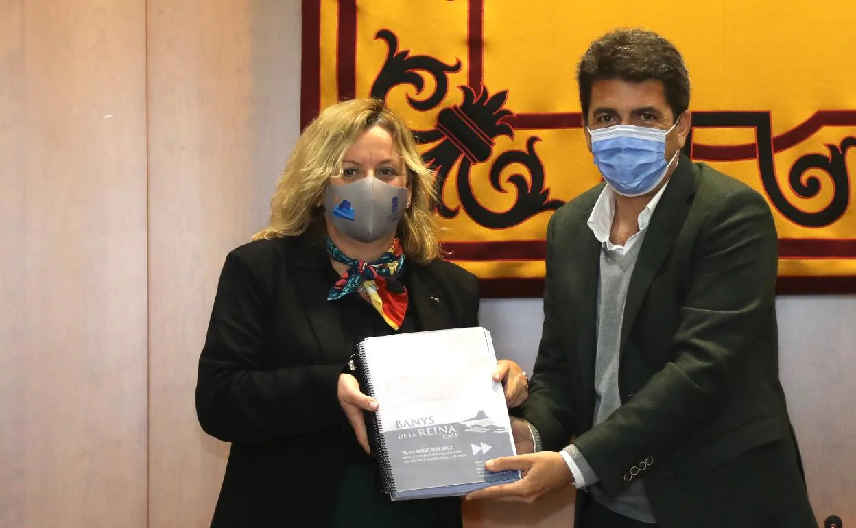 Carlos Mazón hace entrega del Plan Director a la alcaldesa de Calp, Ana Sala