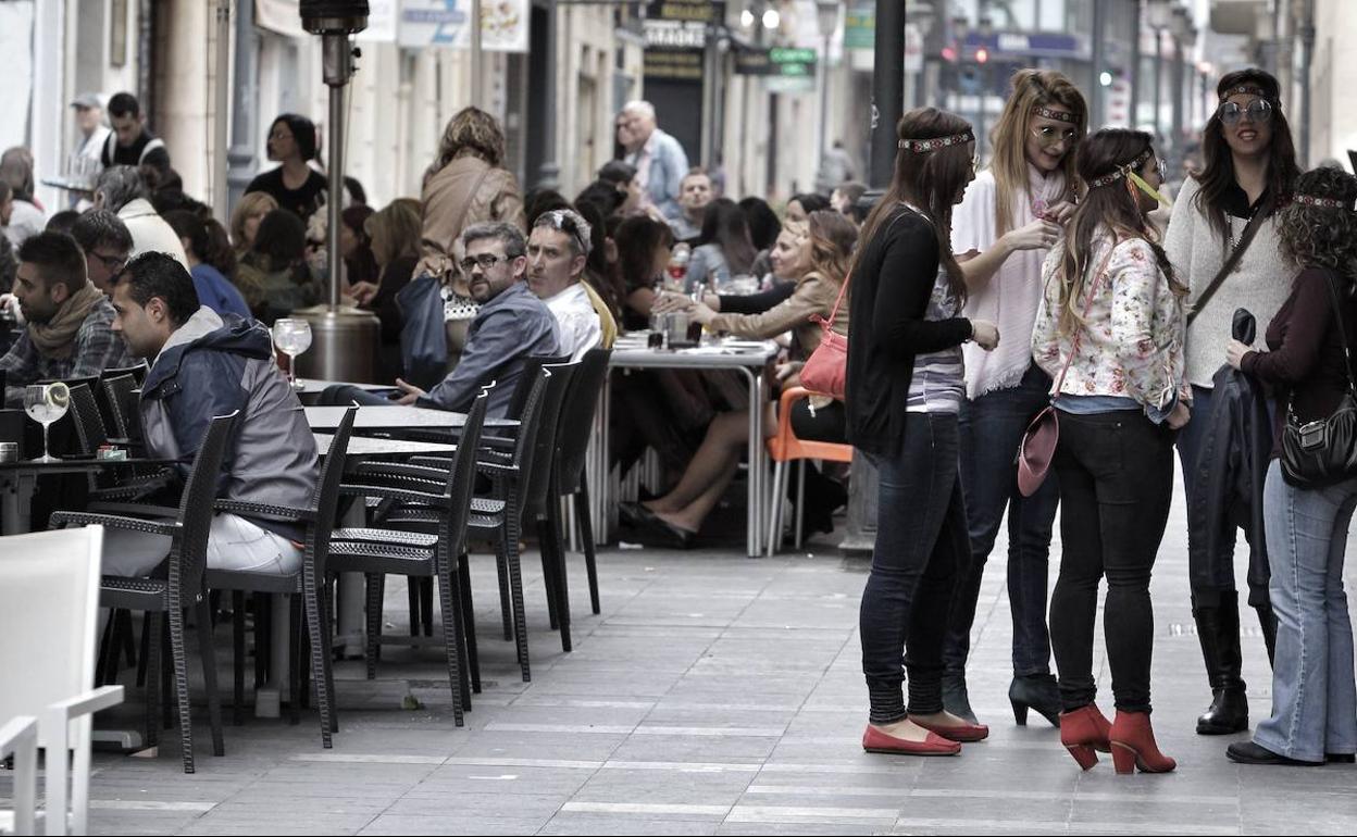 Imagen de algunas terrazas en la emblemática calle Castaños de Alicante. 