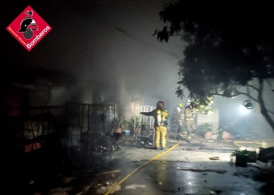 Imagen secundaria 1 - Así han apagado las llamas los bomberos en el incendio de esta vivienda en Crevillente. 