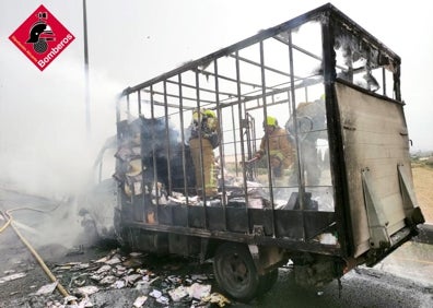 Imagen secundaria 1 - Así han extinguido los bomberos el incendio del camión en la A-7. 