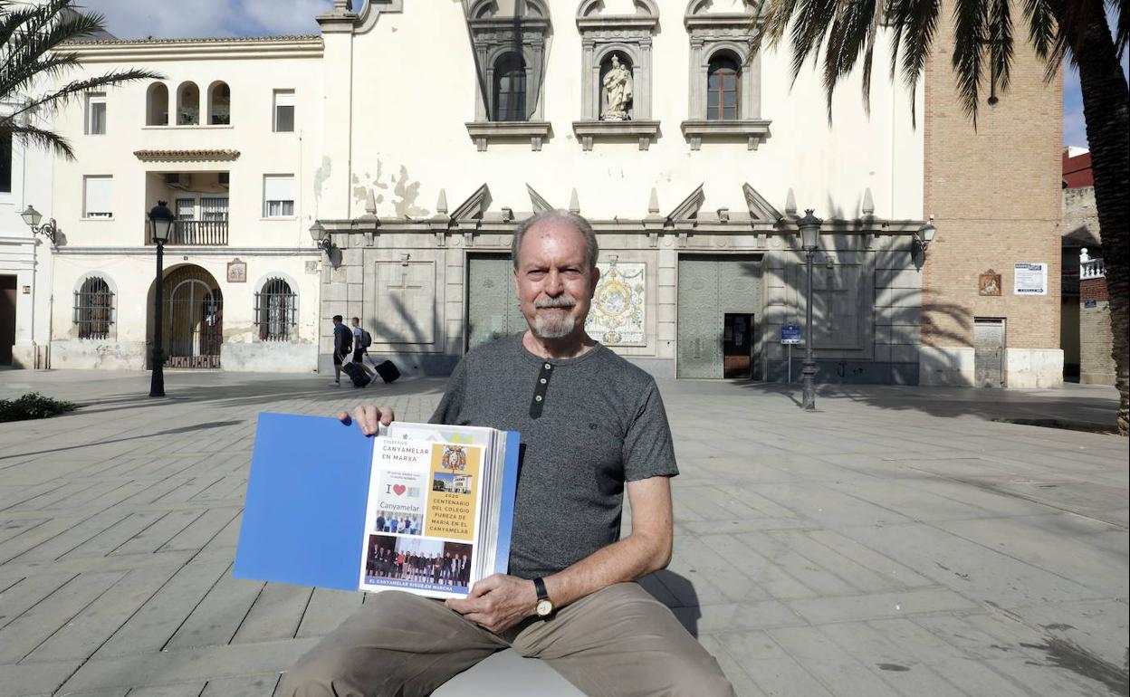 José Aledón, portavoz de Canyamelar en Marxa, frente a la iglesia del Rosario. 