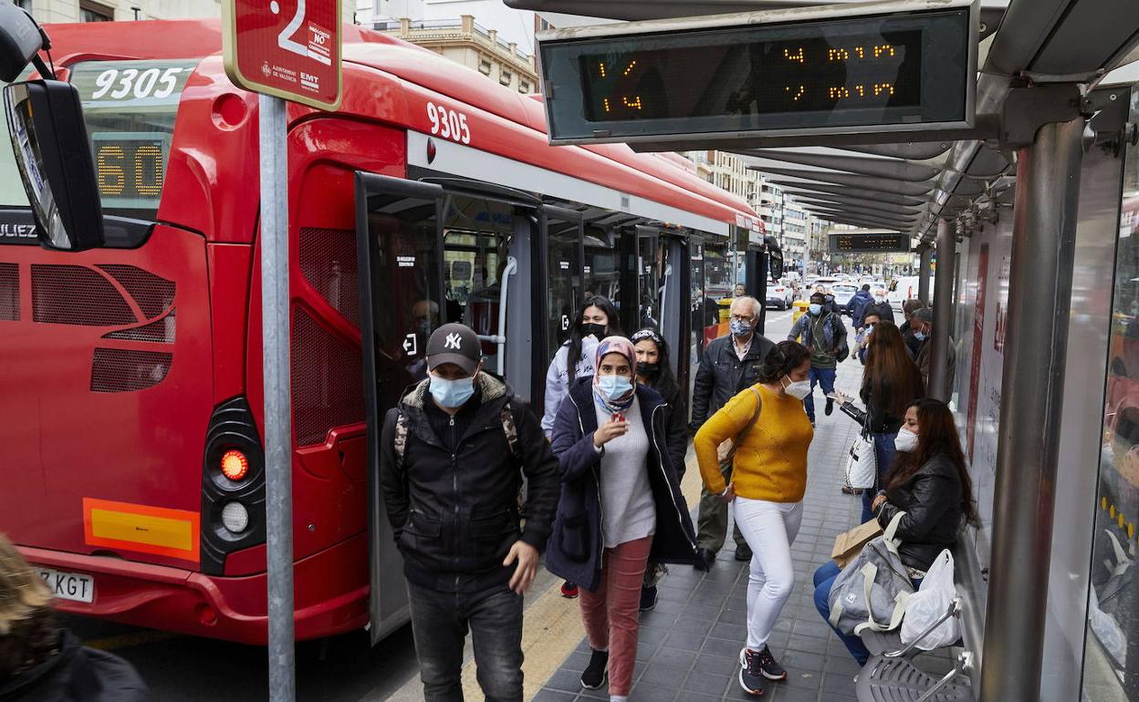 Usuarios de la EMT, en imagen de archivo. 