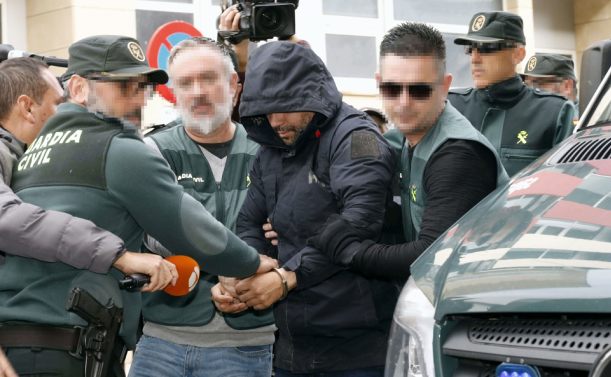 Varios guardias civiles trasladan al presunto asesino de Marta Calvo ante el juez. 