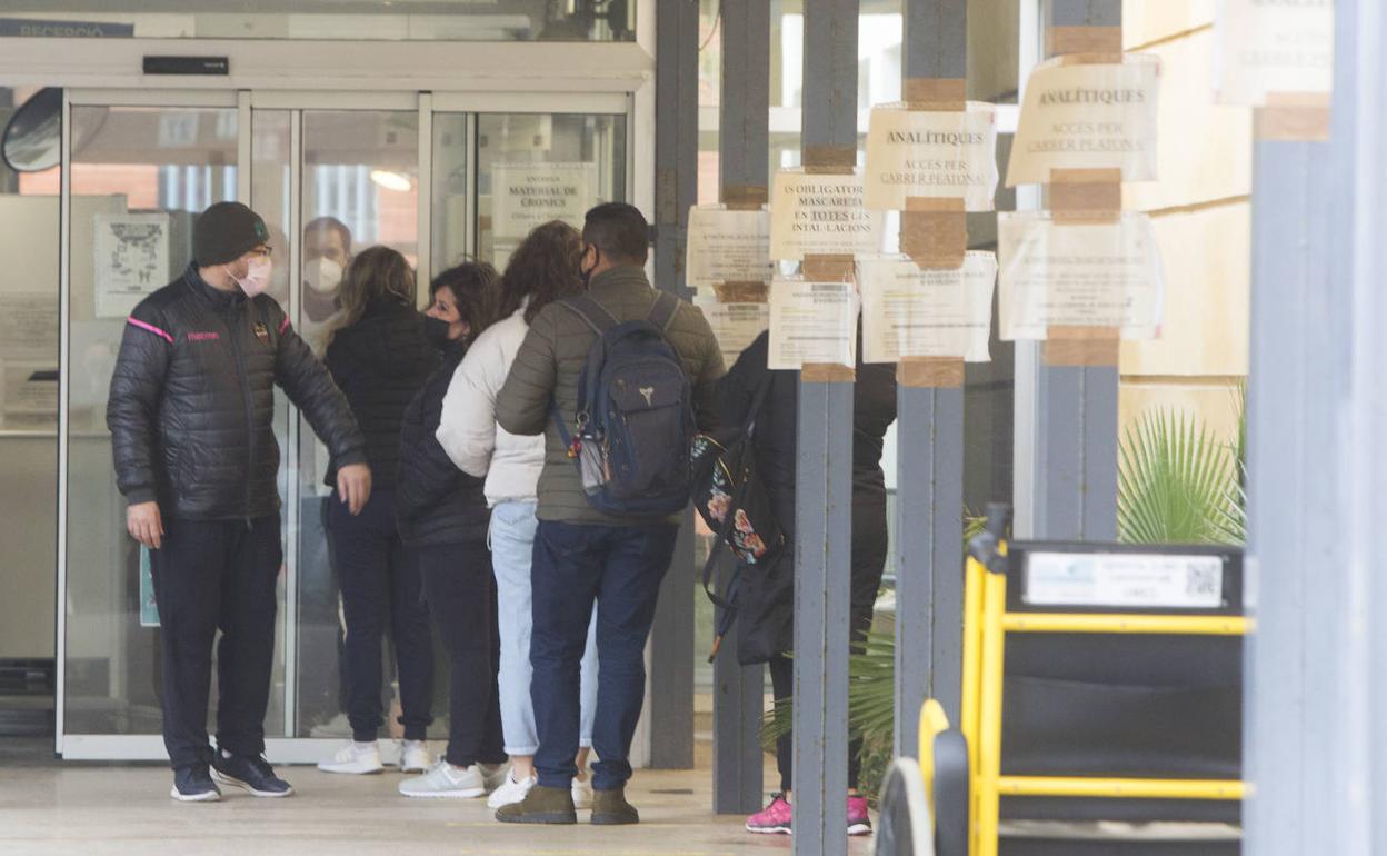 Colas para entrar en un centro de salud de Valencia. 