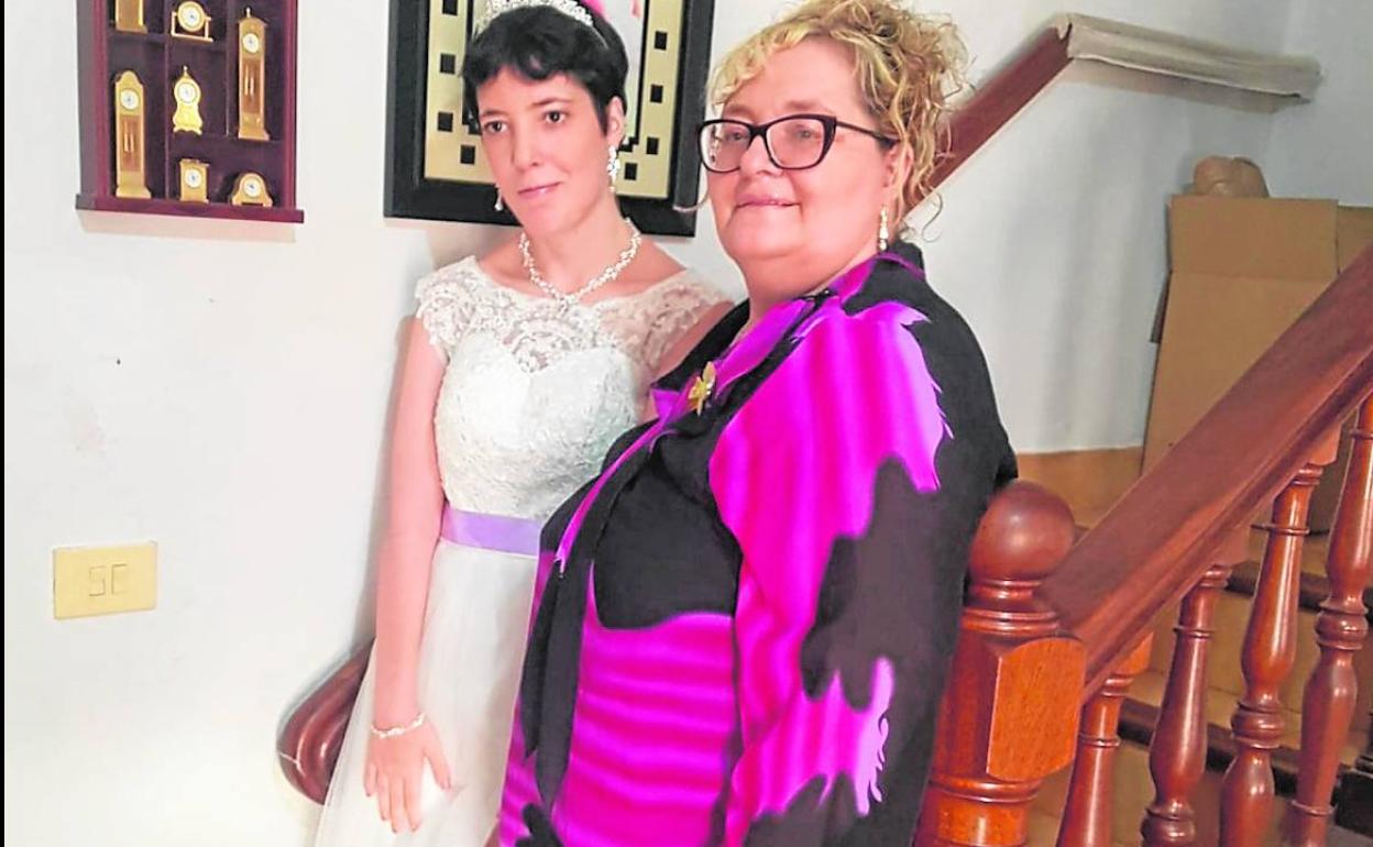 Eva Guzmán, a la derecha, junto a su hija.