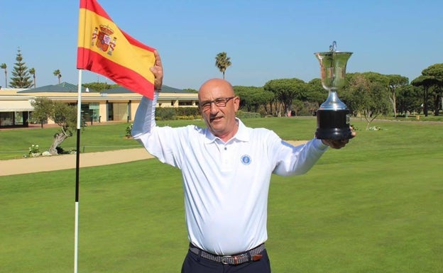 Llerena posa con uno de sus trofeos. 