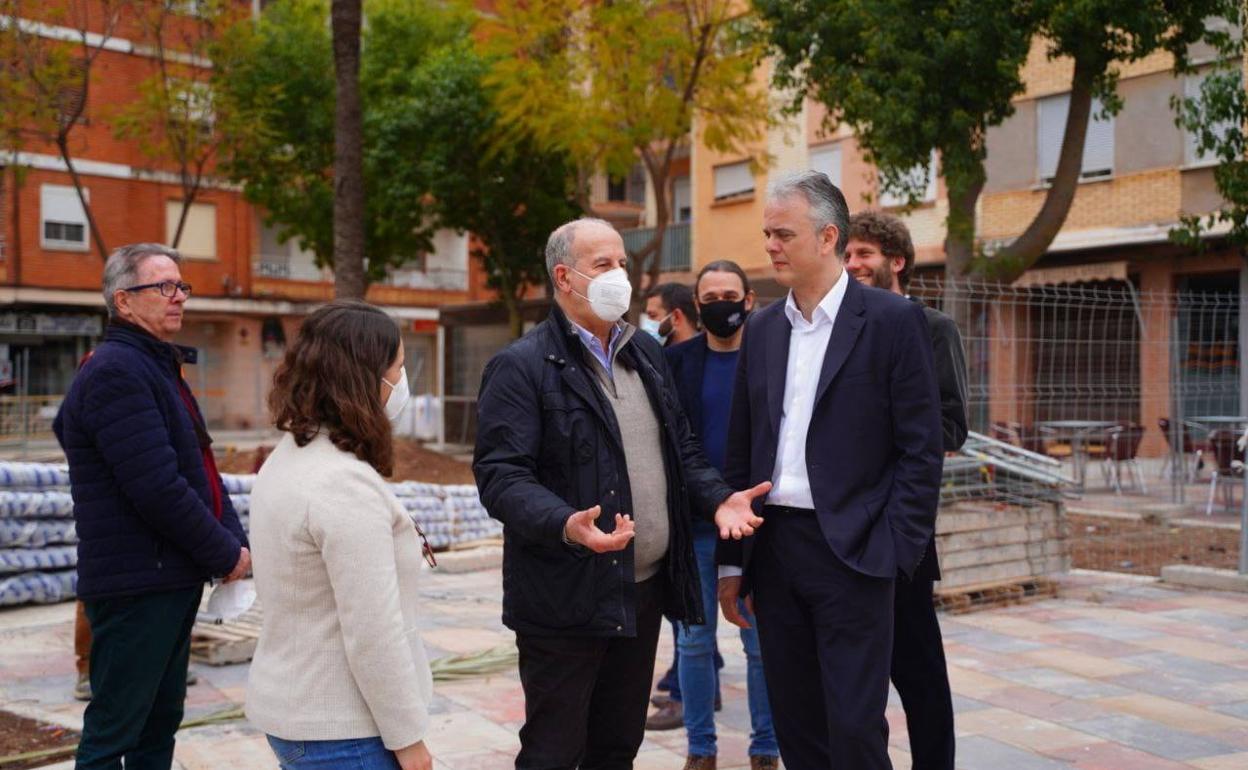 El conseller, Héctor Illueca, con el alcalde, Jesús Borràs, en la plaza Dos de Mayo. 