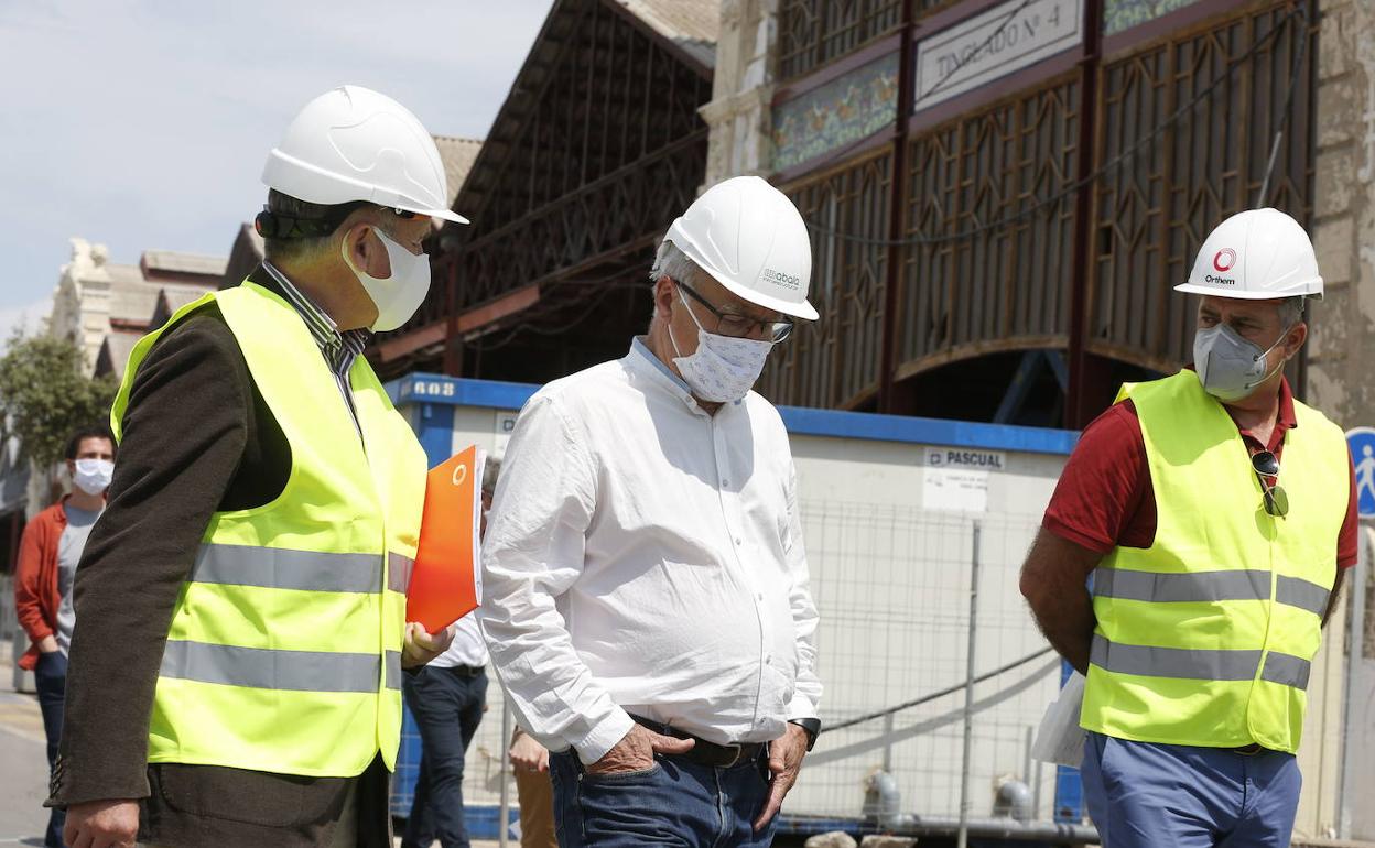 El alcalde Ribó, en una visita de obras a la Marina en 2020. 