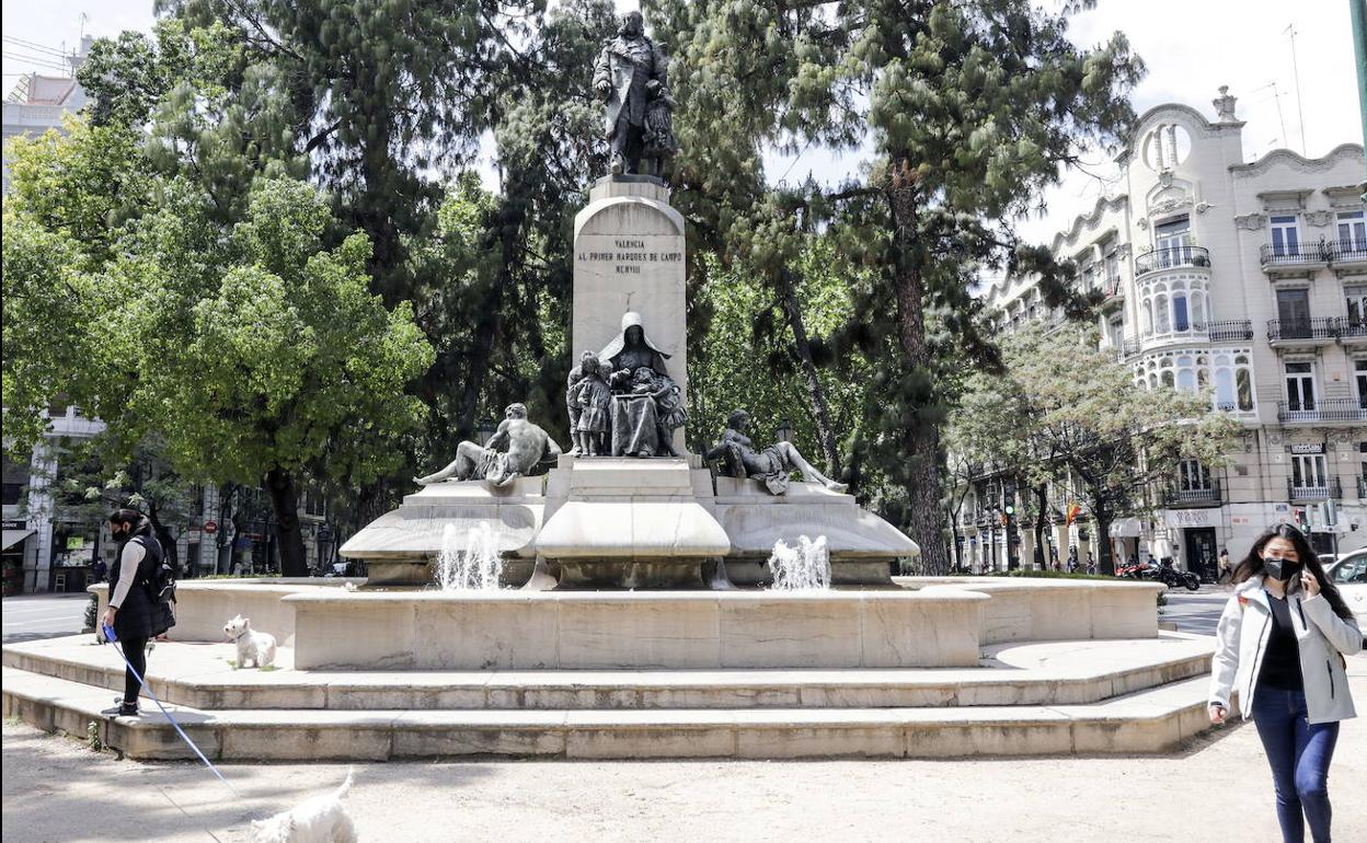 Escultura dedicada a Martínez Campos en la Gran Vía del Marqués del Turia. 