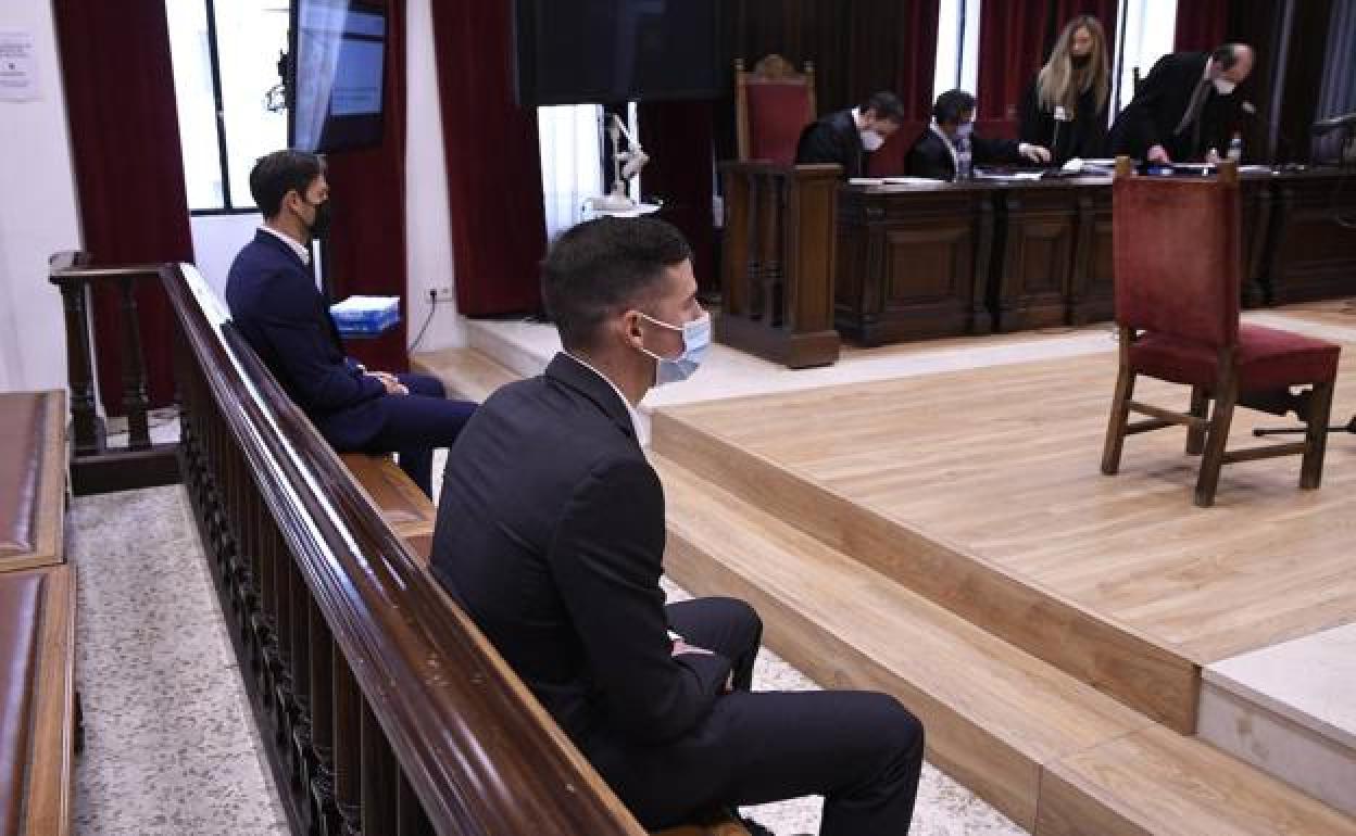 Santi Mina y David Goldar, este miércoles, en la Audiencia Provincial de Almería.