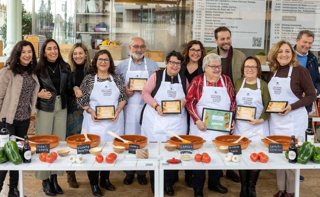 Carmen Lacomba gana el concurso de titaina en el Mercado de Colón