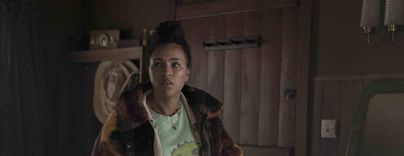 'El bebé' | Plataforma: HBO Max. Estreno: temporada 1 el 25 de abril. Sinopsis: Natasha, de 38 años, es una mujer enfadada porque sus amigos más cercanos están teniendo bebés. Pero cuando se encuentra inesperadamente con un bebé propio, su vida implosiona dramáticamente. Reparto: Michelle De Swarte, Amira Ghazalla y Amber Grappy, entre otros. 