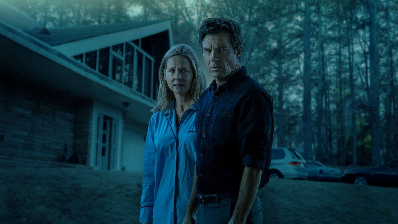 'Ozark' | Plataforma: Netflix. Estreno: Segunda parte de la temporada final, 29 de abril. Sinopsis: Llegará el momento de decirle adiós a esta historia que empezó con una familia aparentemente normal, los Byrde, que en realidad están involucrados en turbios negocios de los cárteles de droga más importantes de México. Reparto: protagonizada por Jason Bateman y Laura Linney.