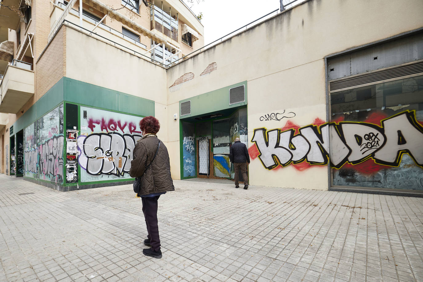 Los vecinos de Orriols viven con miedo a los okupas en un barrio devastado por la delincuencia y la ocupación ilegal. 