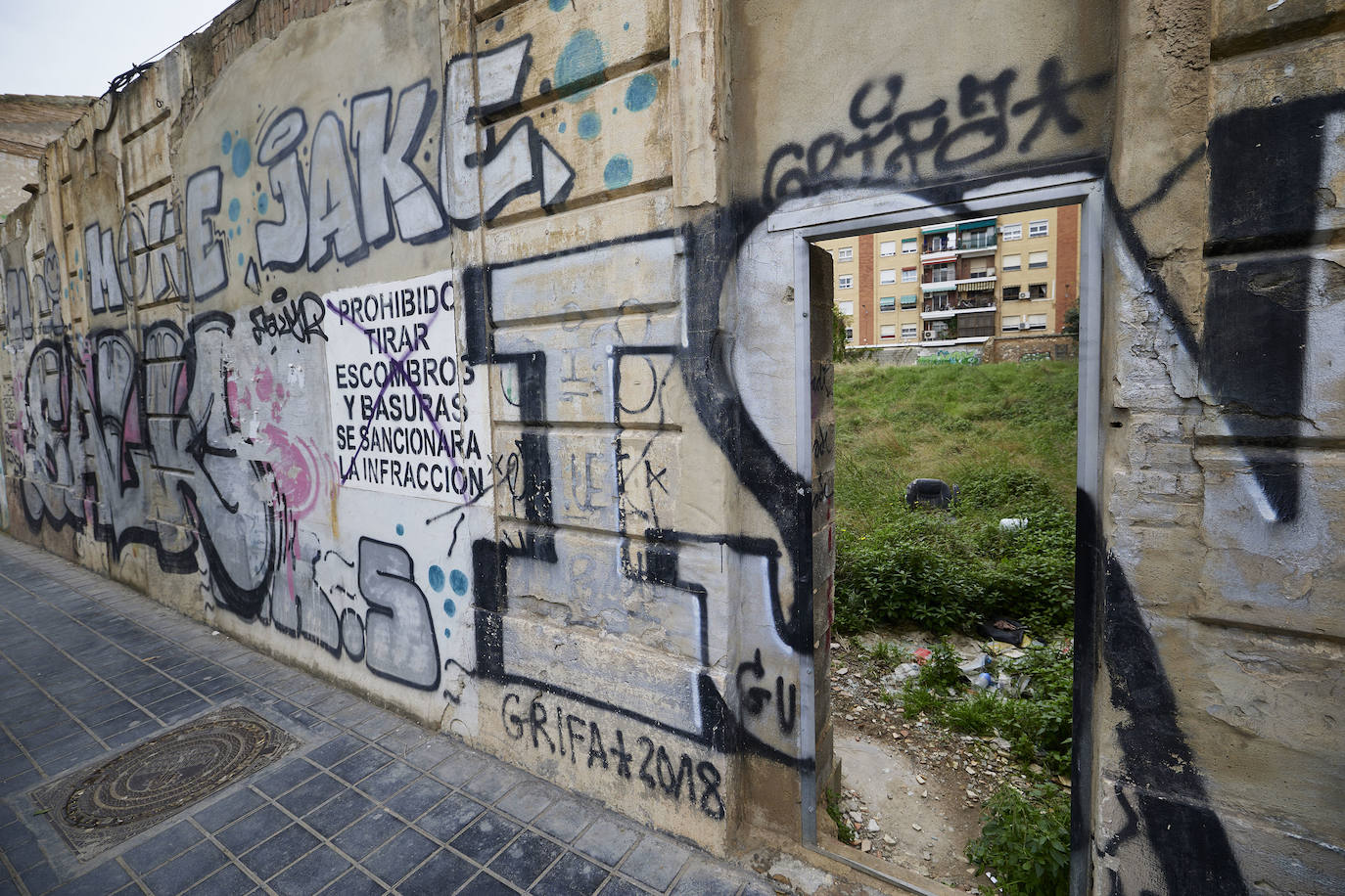 Los vecinos de Orriols viven con miedo a los okupas en un barrio devastado por la delincuencia y la ocupación ilegal. 