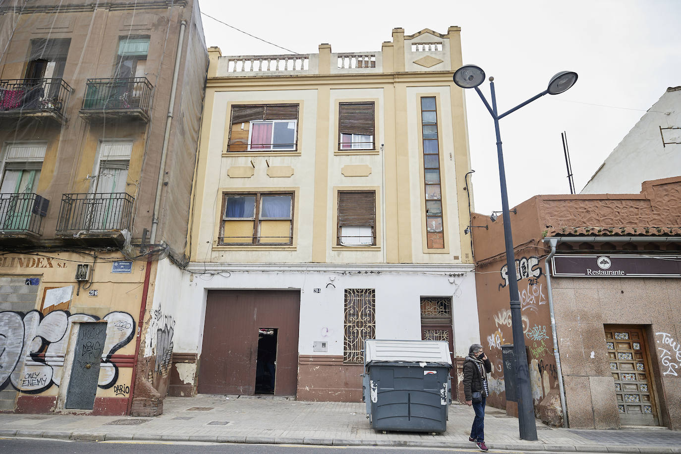 Los vecinos de Orriols viven con miedo a los okupas en un barrio devastado por la delincuencia y la ocupación ilegal. 