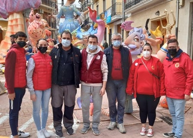 Imagen secundaria 1 - Los artistas ultiman el montaje de los monumentos en Turís. 