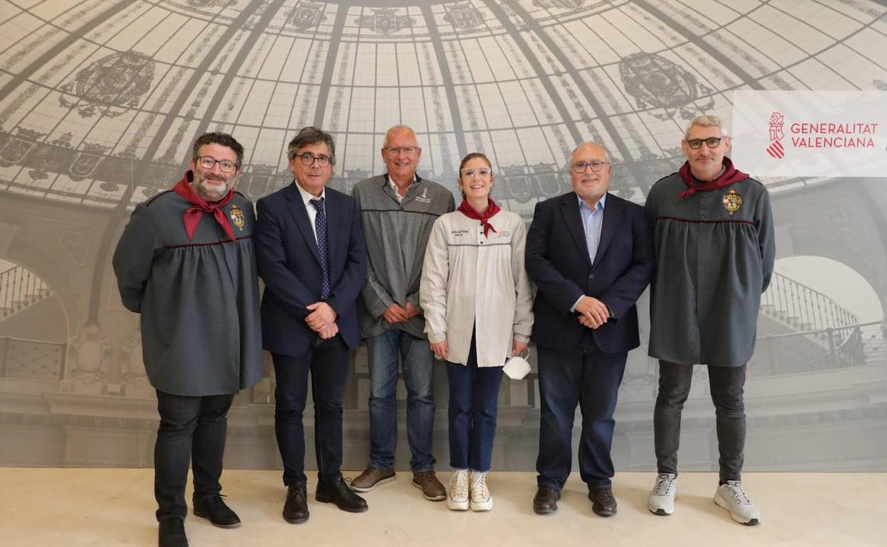 Invitados al balcón fallero, posando en el photocall, con el blusón de la generalitat