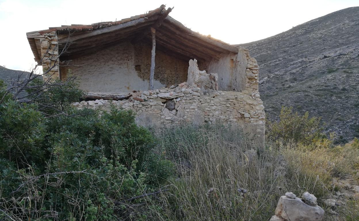 La casa en ruinas donde violaron a las tres niñas en un paraje montañoso de Tous. 